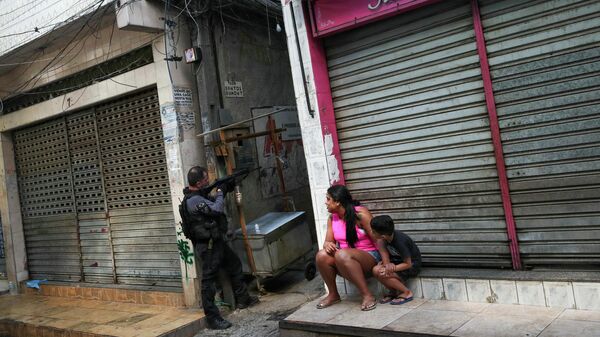 Agente de la Policía Civil de Río de Janeiro durante una operación en el barrio de Jacarezinho - Sputnik Mundo