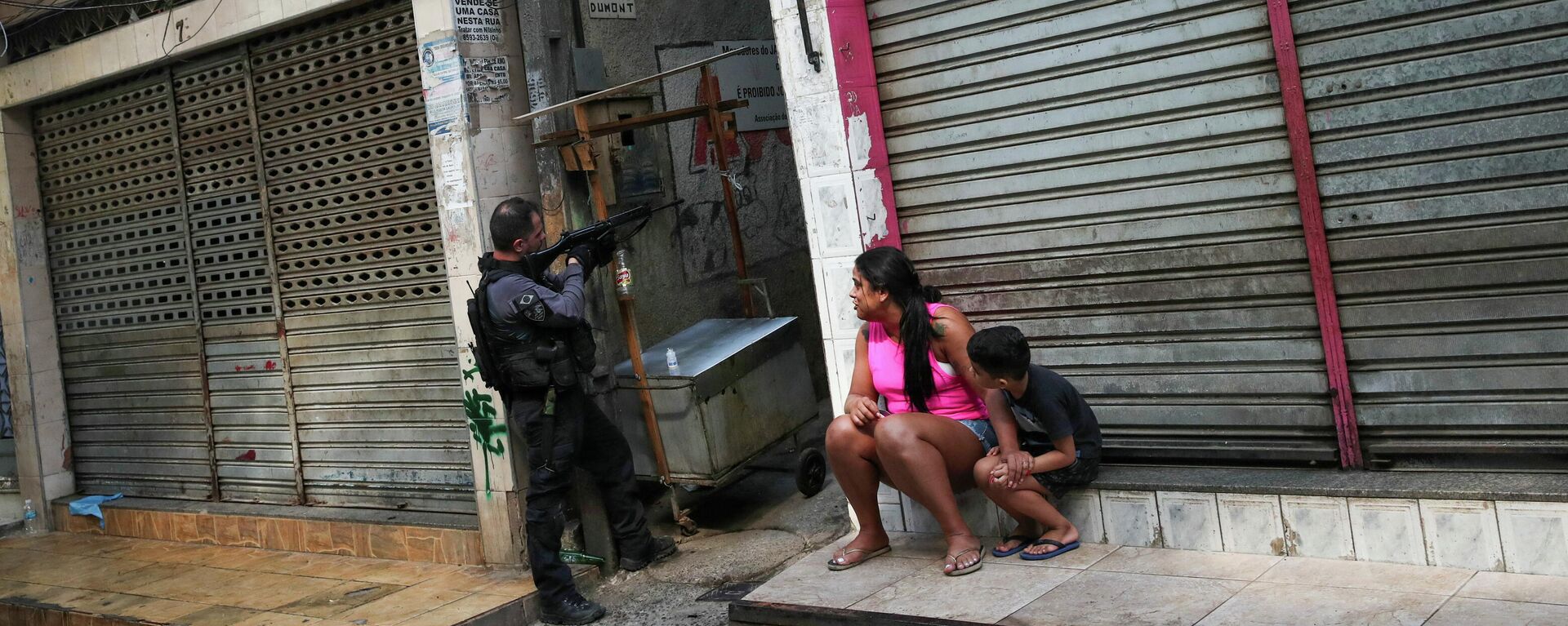 Agente de la Policía Civil de Río de Janeiro durante una operación en el barrio de Jacarezinho - Sputnik Mundo, 1920, 06.05.2021