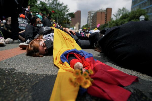 Unos manifestantes protestan contra la pobreza y la brutalidad policial en Bogotá, Colombia, el 5 de mayo de 2021. - Sputnik Mundo