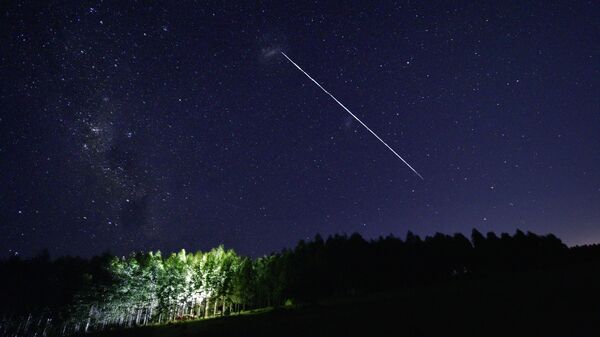 Satélites Starlink brillando en el cielo - Sputnik Mundo