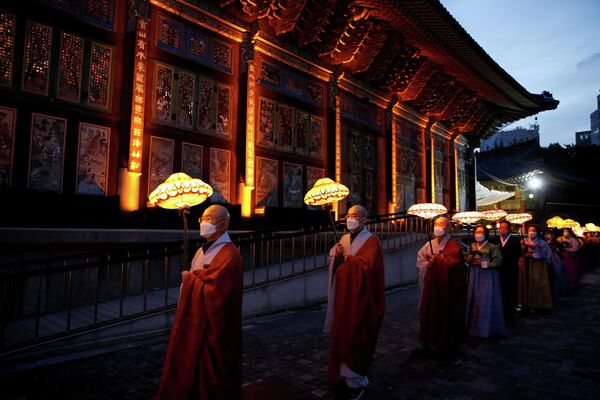 Unos monjes budistas participan en el desfile de linternas para celebrar el próximo cumpleaños de Buda en Seúl (Corea del Sur).  - Sputnik Mundo