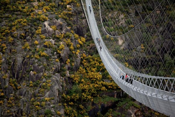 La gente camina por el puente peatonal colgante 516 de Arouca (Portugal), el más largo del mundo. - Sputnik Mundo