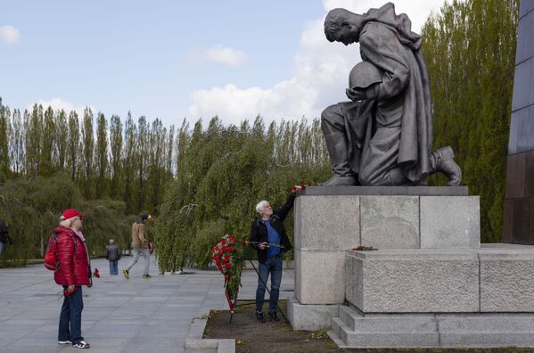 Un hombre deposita flores frente al Monumento Conmemorativo a los Soldados Soviéticos en el distrito de Treptow (Berlín) para conmemorar el 76 aniversario de la victoria y el fin de la Segunda Guerra Mundial en Europa. - Sputnik Mundo