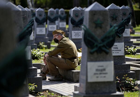 Un hombre rinde honores frente a las tumbas de soldados rusos en el cementerio de Olsany (Praga) para conmemorar el 76 aniversario del fin de la Segunda Guerra Mundial. - Sputnik Mundo