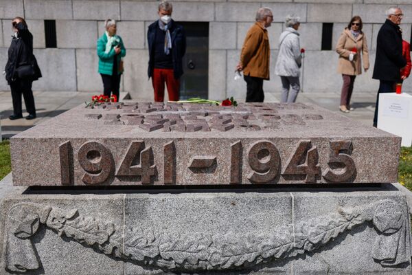 Depositan una ofrenda floral frente al Monumento Conmemorativo a los Soldados Soviéticos en el parque Treptower en Berlín con motivo del 76 aniversario de la victoria en Europa y del fin de la Segunda Guerra Mundial. - Sputnik Mundo