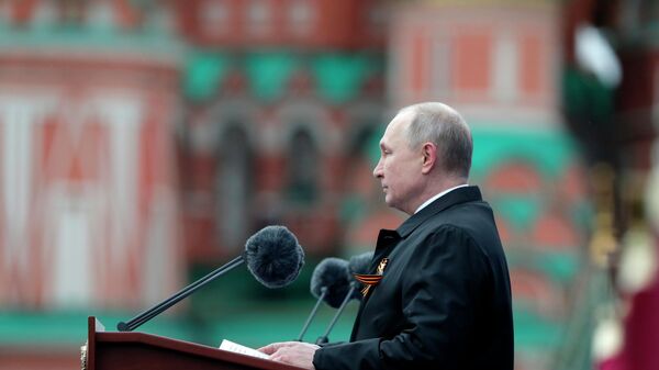 El presidente de Rusia, Vladímir Putin, durante el desfile militar en Moscú - Sputnik Mundo