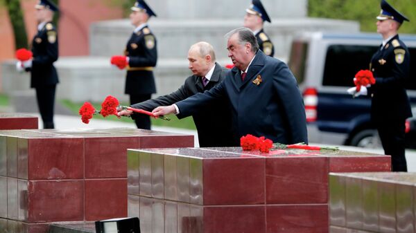 El presidente ruso, Vladímir Putin, y el presidente de Tayikistán, Emomalí Rajmón, depositan una ofrenda floral en la tumba del soldado desconocido - Sputnik Mundo
