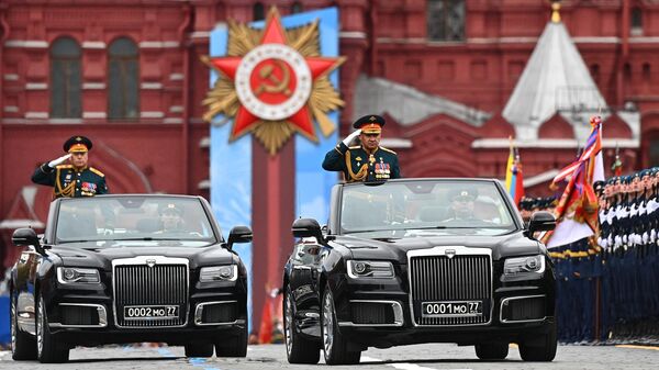 El comandante en jefe de la Fuerza Terrestre de Rusia, el general del Ejército Oleg Saliukov, y el ministro de Defensa de Rusia, Serguéi Shoigú, en el desfile del Día de la Victoria 2021 - Sputnik Mundo