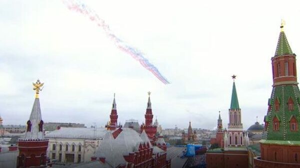 Impresionantes sobrevuelos acrobáticos cierran el desfile del Día de la Victoria - Sputnik Mundo