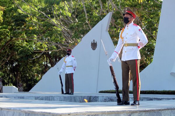Guardia de honor ante la llama eterna al Soldado Internacionalista Soviético en La Habana - Sputnik Mundo