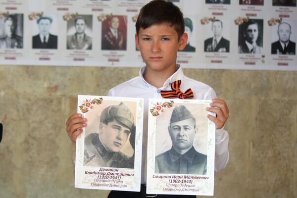 Niño ruso con imágenes del Regimiento Inmortal - La Habana - Sputnik Mundo