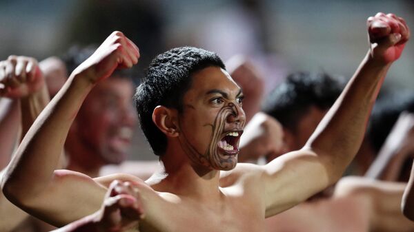 Un guerrero maorí durante una celebración en un torneo de rugby de 2018 - Sputnik Mundo