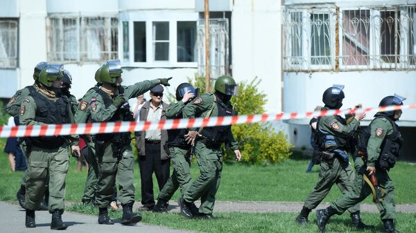 Agentes de seguridad cerca de la escuela en Kazán donde se produjo un tiroteo - Sputnik Mundo