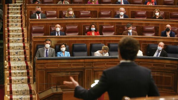 Pedro Sánchez observa a Pablo Casado durante la Sesión de Control al Gobierno en el Congreso de los Diputados - Sputnik Mundo