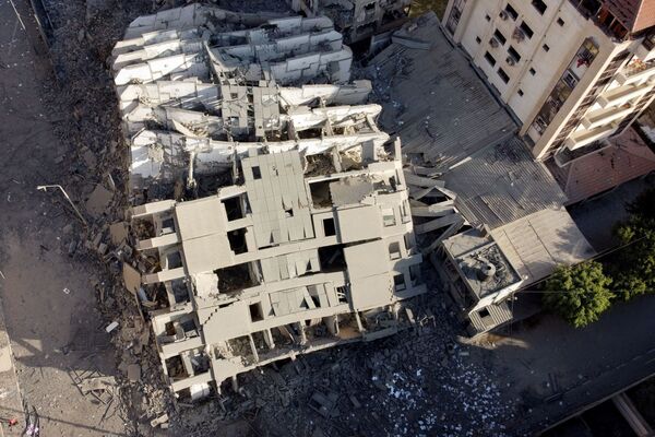El número de muertos en la Franja de Gaza ha aumentado a 35, Israel informó sobre cinco decesos. El ejército israelí dice haber eliminado a figuras clave de la inteligencia de Hamás. En la foto: las ruinas del edificio residencial destruido en la Franja de Gaza por los ataques aéreos israelíes.  - Sputnik Mundo