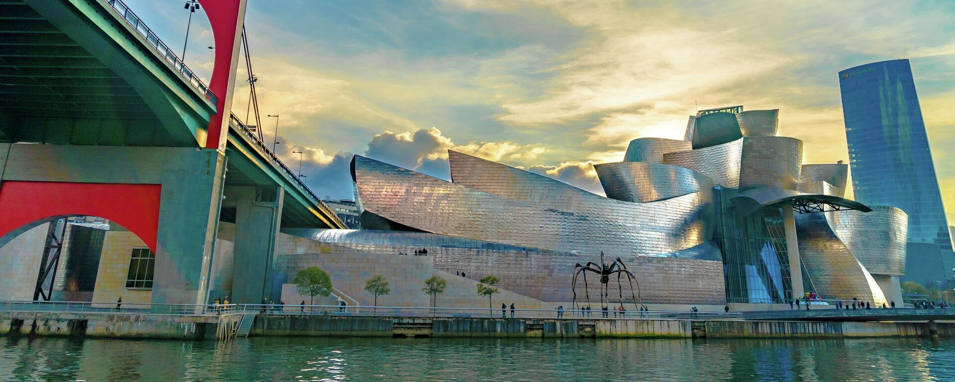 Museo Guggenheim en Bilbao visto desde el río - Sputnik Mundo, 1920, 12.05.2021