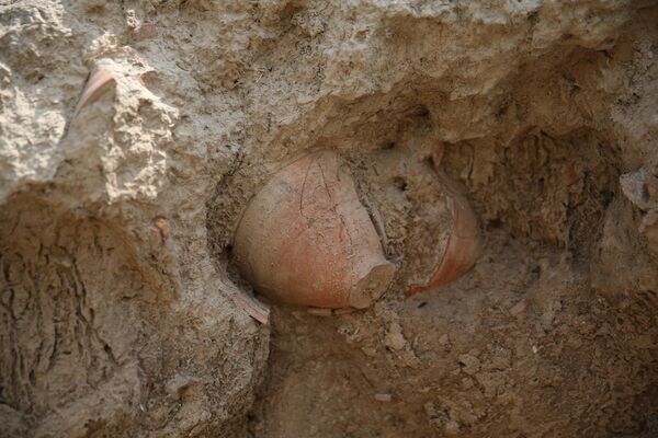 Vasijas enterradas en la tierra (Pakistán) - Sputnik Mundo