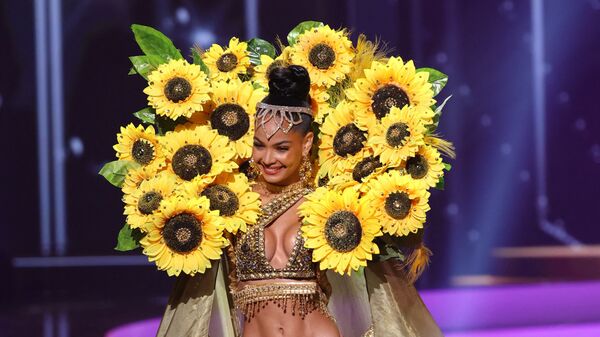 Мисс Доминиканская Республика Кимберли Хименес во время показа национального костюма конкурса Мисс Вселенная 2021 - Sputnik Mundo