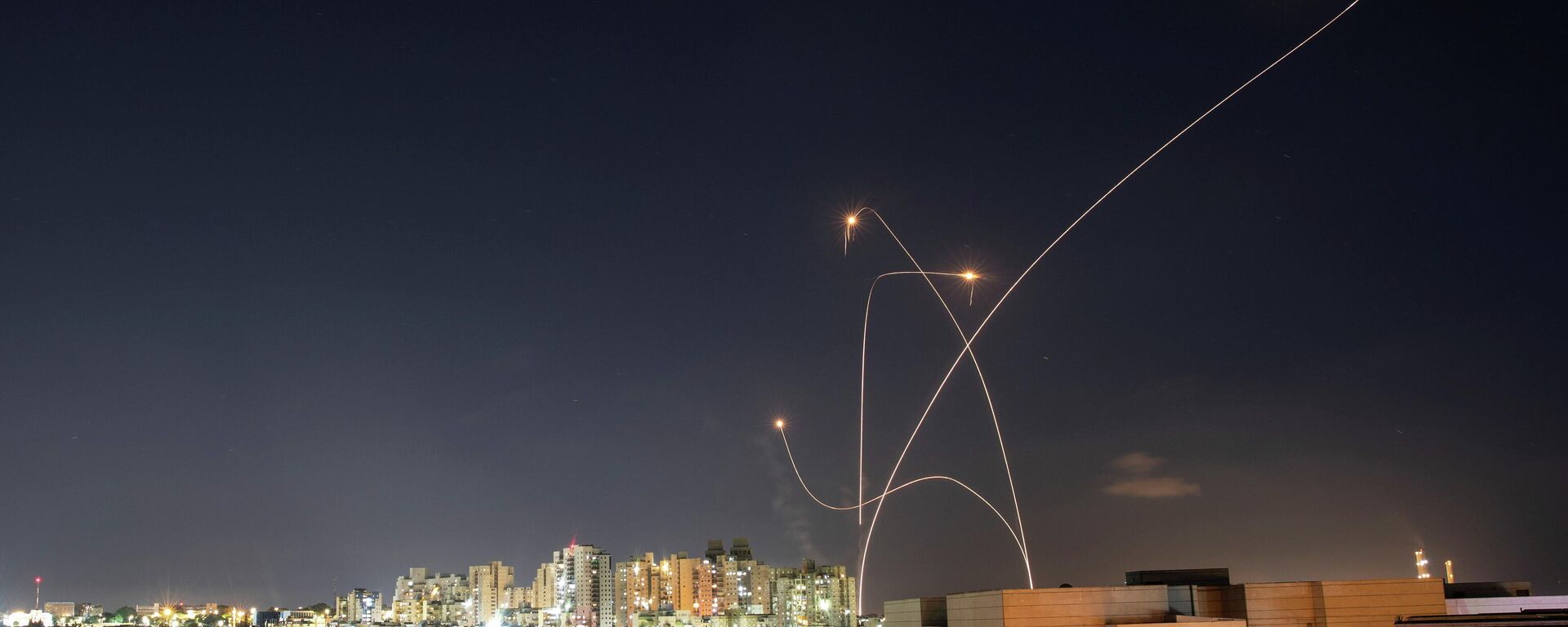 El sistema antimisiles israelí intercepta unos cohetes lanzados desde la Franja de Gaza hacia Israel - Sputnik Mundo, 1920, 15.05.2021