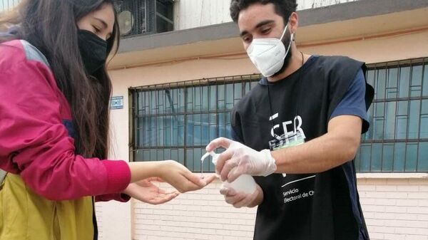 El protocolo de sanitización es estricto en los locales de votación en Chile. Mascarilla, alcohol gel y distanciamiento social para prevenir el COVID-19


 - Sputnik Mundo