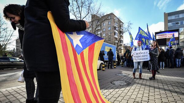 Un simpatizante del Partido Liberal Democrático de Rusia (LDPR) sostiene una bandera catalana independentista - Sputnik Mundo