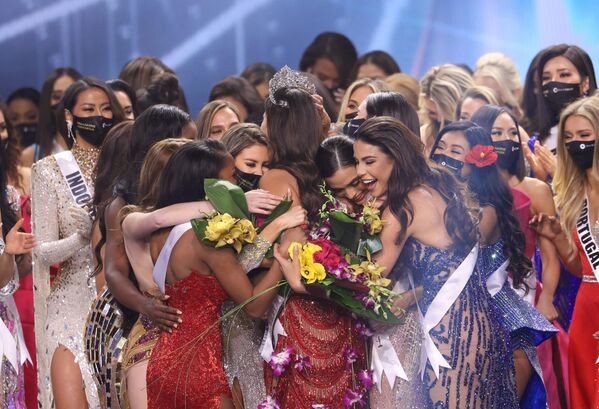 Andrea Meza recibió la corona de manos de su predecesora, Miss Universo 2019, la sudafricana Zozibini Tunzi. El concurso no se celebró en 2020 debido a la pandemia por COVID-19. - Sputnik Mundo