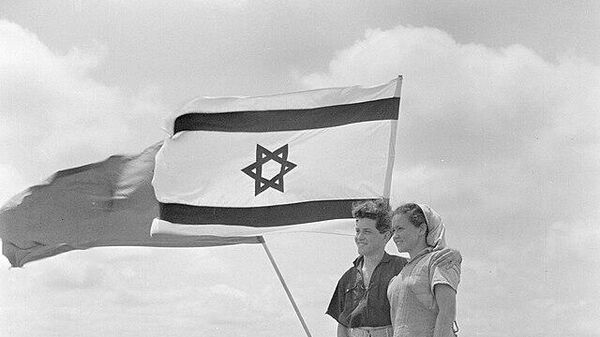 Jóvenes junto a la bandera de Israel - Sputnik Mundo