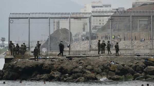 Varios militares del ejército español vigilan la frontera con Ceuta - Sputnik Mundo
