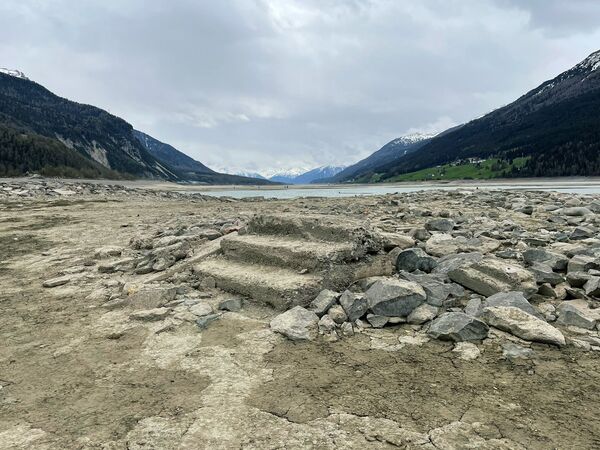 Ahora, el lago de Resia ha sido drenado temporalmente para realizar obras de reparación, lo que dejó expuestas las ruinas de la pequeña localidad en la frontera de Italia con Austria y Suiza, desaparecida décadas antes. - Sputnik Mundo