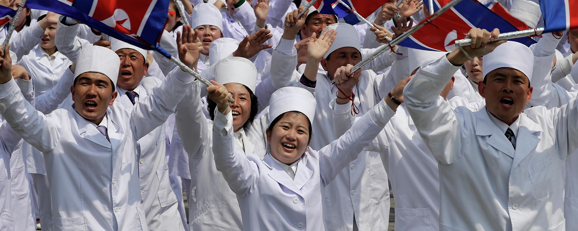 Médicos norcoreanos con banderas nacionales - Sputnik Mundo, 1920, 19.05.2021