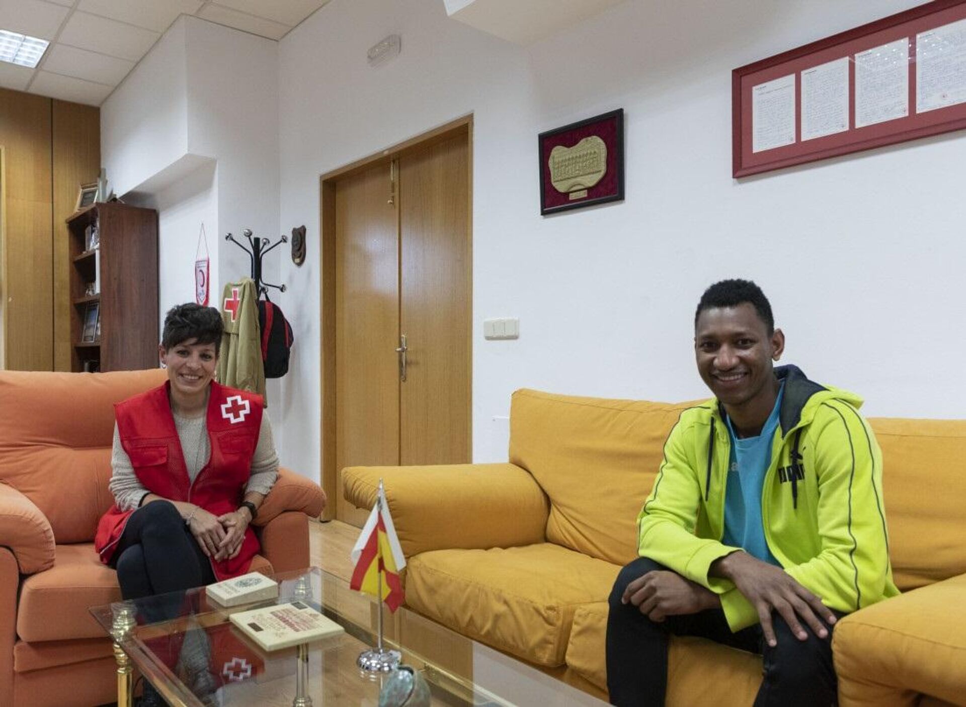 A la derecha, Mamadú, joven guineano de 19 años, en el piso de emancipación de Cruz Roja donde reside. A su lado, Yohana Martín, responsable de la ONG - Sputnik Mundo, 1920, 20.05.2021