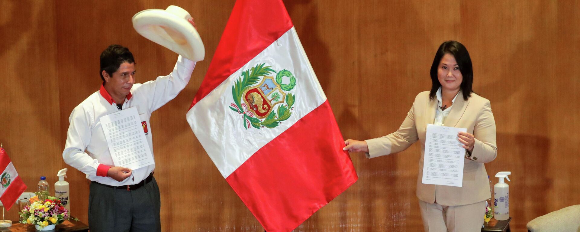 Los candidatos Pedro Castillo (Perú Libre, izquierda) y Keiko Fujimori (Fuerza Popular, derecha) - Sputnik Mundo, 1920, 24.05.2021