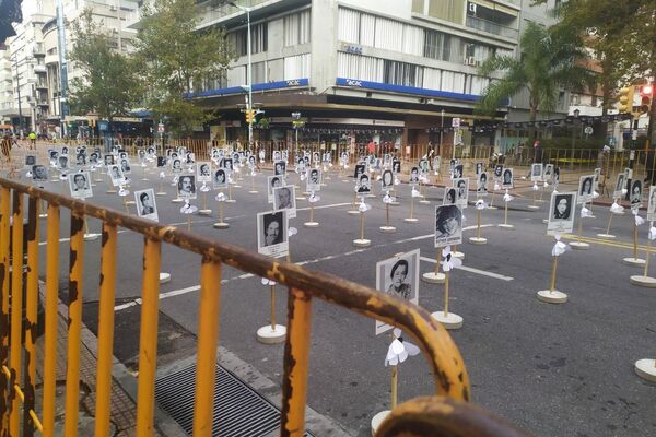 Imágenes en blanco y negro de los casi 200 desaparecidos durante la dictadura militar en Uruguay de 1973 a 1985 colocadas en Montevideo para conmemorar un año más de la 'Marcha del Silencio'  - Sputnik Mundo