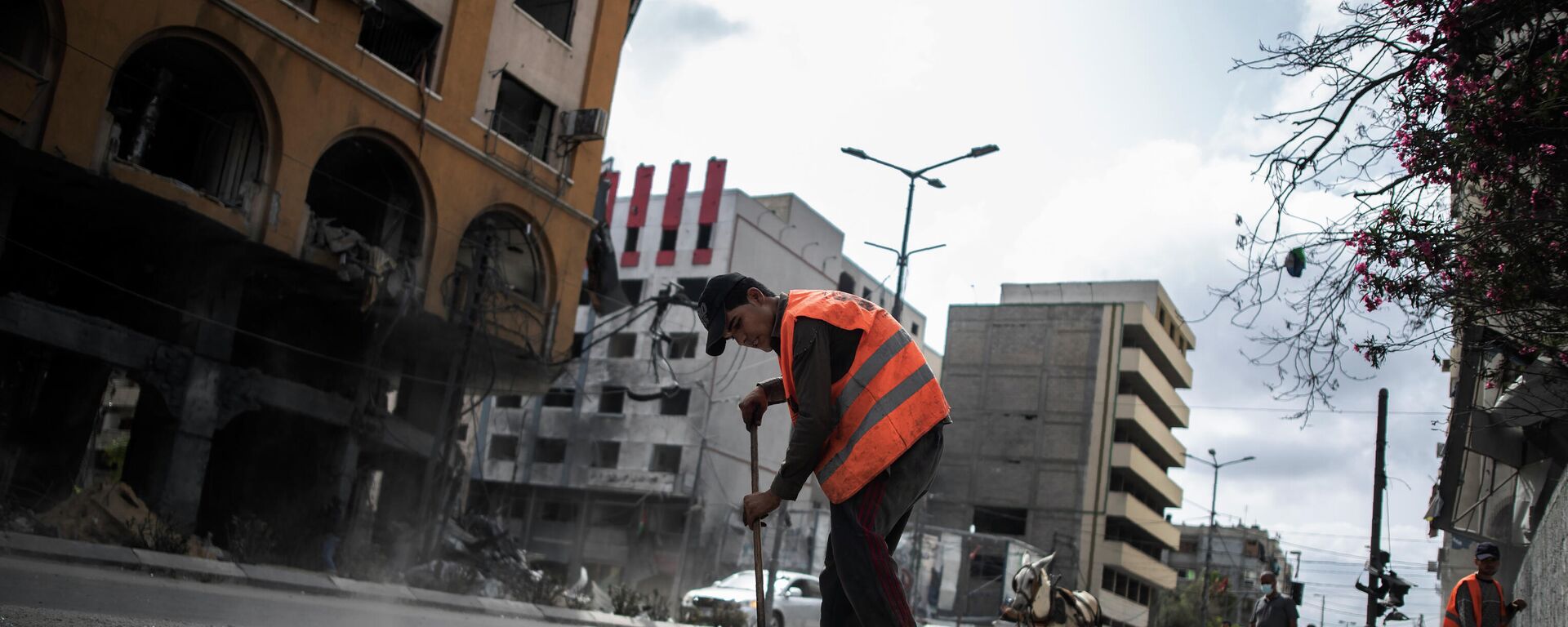 Un trabajador municipal en una calle de Gaza - Sputnik Mundo, 1920, 25.07.2021