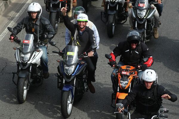 Jair Bolsonaro se rodea de simpatizantes en moto en Río de Janeiro - Sputnik Mundo