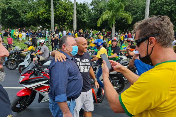 Miles de motoristas se manifestan en Rio de Janeiro en apoyo al presidente Jair Bolsonaro. El propio Bolsonaro les acompañó en el recorrido por las calles de la ciudad, junto al cuestionado ex-ministro de Salud Eduardo Pazuello. - Sputnik Mundo
