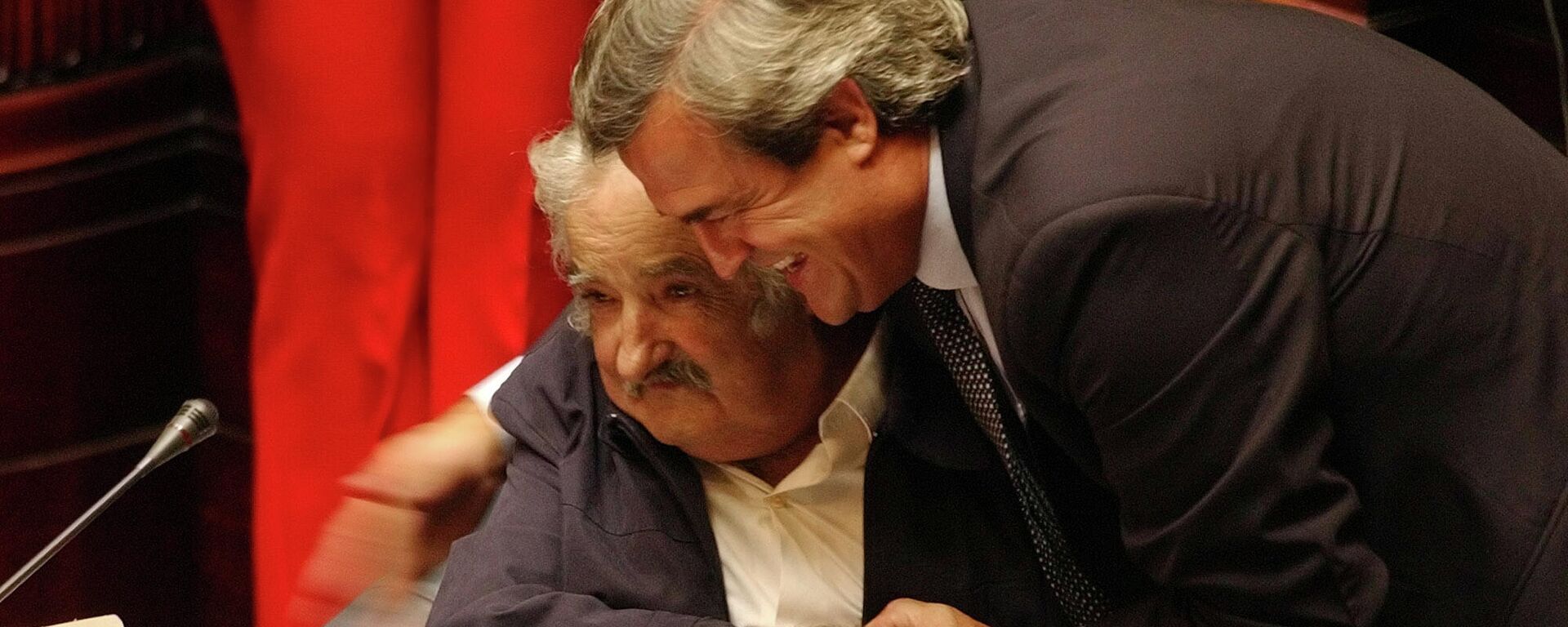 José Mujica y Jorge Larrañaga se abrazan en la primera sesión del Senado en 2005 - Sputnik Mundo, 1920, 24.05.2021