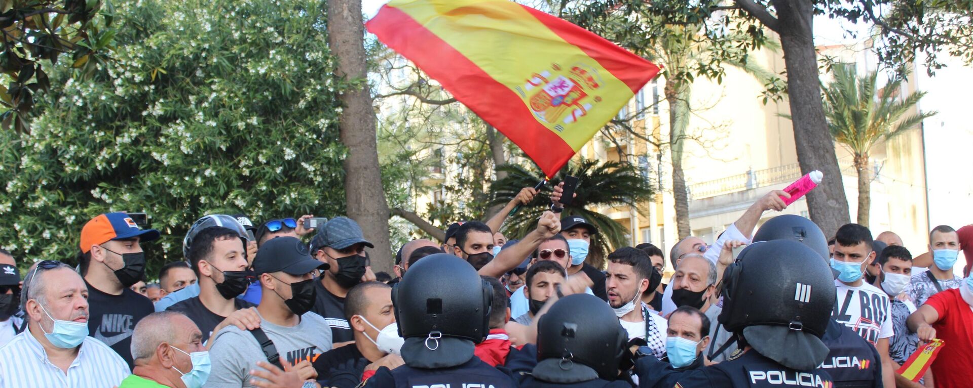 La Policía controla a un grupo de manifestantes con motivo de la presencia del presidente de Vox, Santiago Abascal, en Ceuta
 - Sputnik Mundo, 1920, 25.05.2021