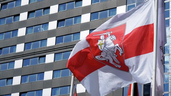 Bandera roja y blanca que utiliza la oposición bielorrusa, en el Campeonato Mundial de Hockey sobre Hielo - Sputnik Mundo