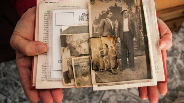 Restos de fotografías y notas de un asesinado en la Guerra Civil o la dictadura - Sputnik Mundo