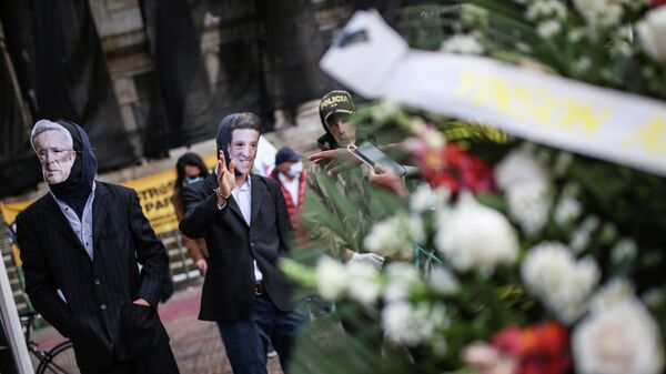 Los manifestantes usan máscaras que representan al expresidente de Colombia, Álvaro Uribe, al ministro de Defensa, Diego Molano, y al director de la Policía Nacional, general Jorge Luis Vargas - Sputnik Mundo