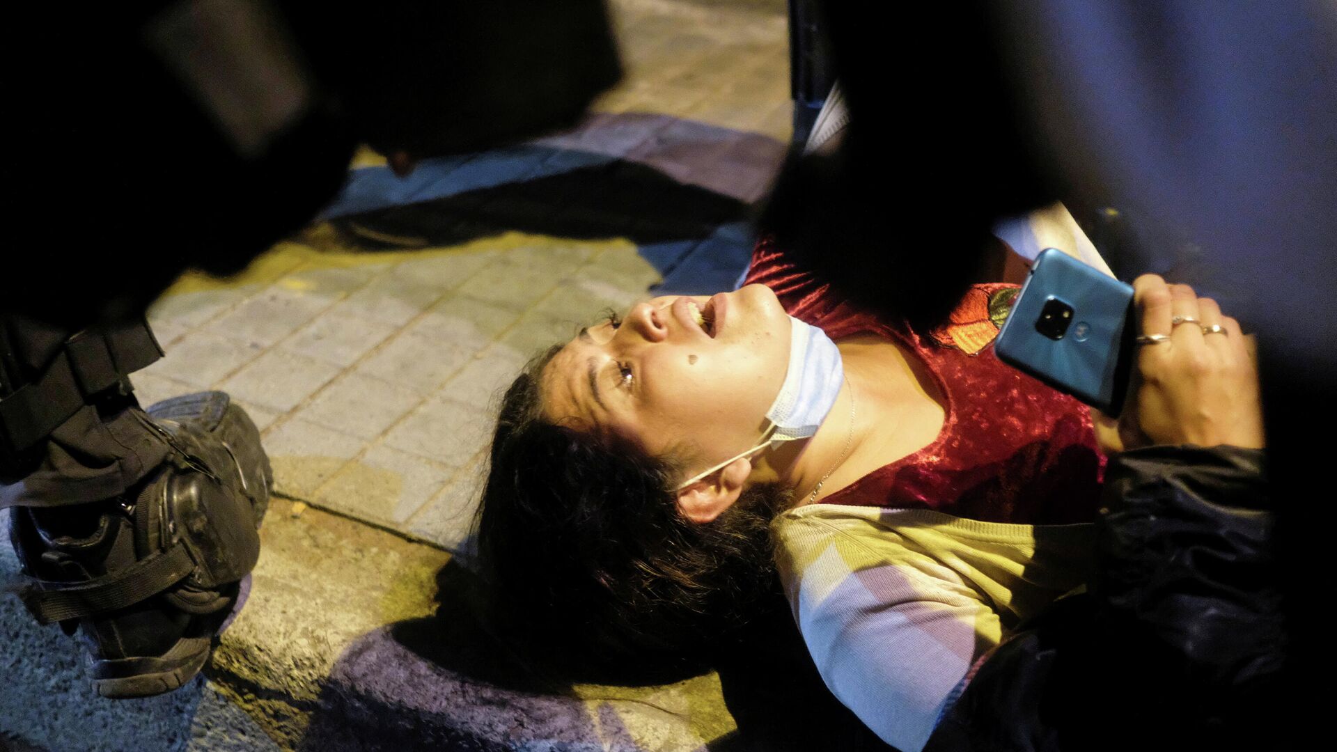 Una manifestante se cayó al suelo durante las protestas en Bogotá - Sputnik Mundo, 1920, 27.05.2021