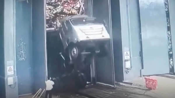 Un camión de la basura se vuelca y cae en el pozo de un vertedero en China - Sputnik Mundo