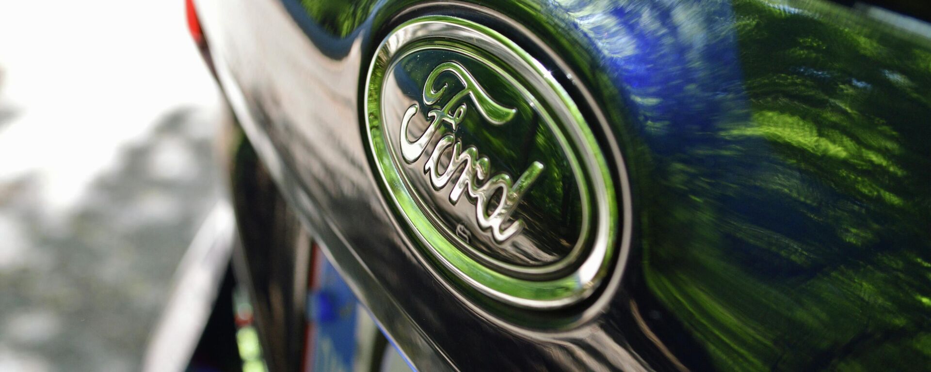 El logotipo de Ford en un vehículo de la marca - Sputnik Mundo, 1920, 28.05.2021