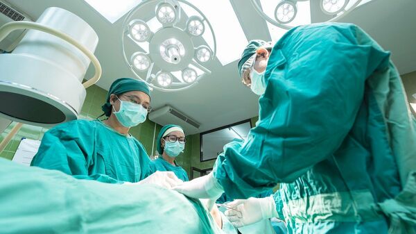 Médicos realizando una cirugía - Sputnik Mundo