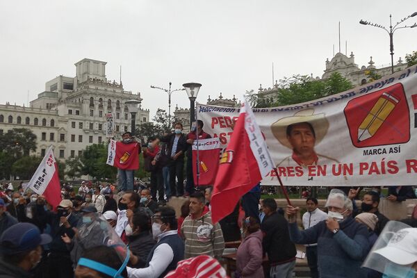 Acto a favor de Pedro Castillo en la plaza San Martín de Lima - Sputnik Mundo