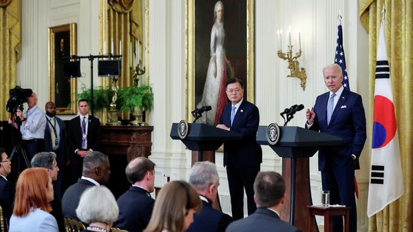 La cumbre de los presidentes de Corea del Sur y Estados Unidos, Moon Jae-in y Joe Biden - Sputnik Mundo