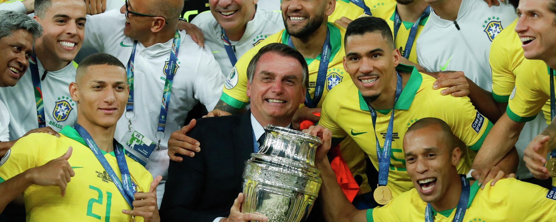 El presidente de Brasil, Jair Bolsonaro, sostiene el trofeo de la Copa América 2019, ganada por la selección brasileña - Sputnik Mundo, 1920, 31.05.2021