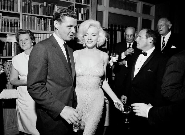 El vestido más caro de Monroe y el más caro jamás subastado —se vendió por 4,8 millones de dólares— fue bautizado como &#x27;desnudo&#x27;. Marilyn usó el atuendo de chifón translúcido y ajustado durante la celebración del 45 cumpleaños de su supuesto amante, el presidente John F. Kennedy.  - Sputnik Mundo