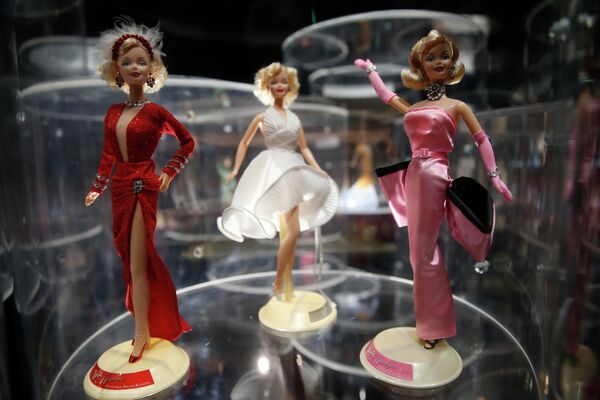 Si bien se sabe que fue la actriz Jayne Mansfield quien inspiró a los creadores de la muñeca Barbie, hoy en día, muchos creen que fue nada más y nada menos que Marilyn. - Sputnik Mundo